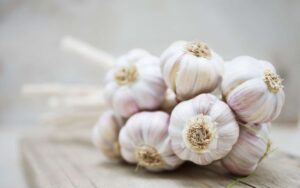 Có nên mang tỏi theo người không? có thu hút ma quỷ không?