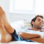 Nằm ngủ quay chân ra đường có sao không? tại sao không nên làm vậy?