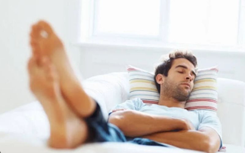 Nằm ngủ quay chân ra đường có sao không? tại sao không nên làm vậy?