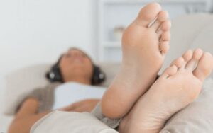 Nằm ngủ quay chân ra đường có sao không? tại sao không nên làm vậy?